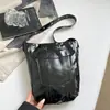 Bolso tipo cubo con correa de remaches Shuai Mi Jia para mujer, nuevo bolso simple de moda para llevar debajo del brazo, bolso de hombro cruzado retro europeo y americano