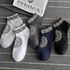 Meias brancas meias curtas masculinas esportivas respiráveis absorventes de suor finas de tricô alto sola com massagem absorvente de choque resistente ao desgaste meias de barco para estudantes