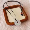 Colgante de Calcedonia Natural Xiangyun Frijol Acacia Mariposa Loto Ruyi Moda Tejido a Mano para Pareja Collar de Jade