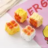 Atacado Acessórios de resina DIY brinquedo de comida simulada em miniatura pão de quatro peças com açúcar branco pequeno ornamento 3D ímã de geladeira chaveiro