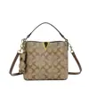 Bolso Cubo Retro Bolso de Mano con Logo Metálico en V Bolso de Hombro Bolso Cruzado con Colgante de Oso Bolso Grande de Capacidad para Viajes y Uso Diario