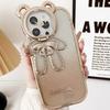 Adecuado para Iphone16Pro Carcasa de Teléfono con Brillo Electrochapado Apple 14 Soporte de Oso de la Suerte 15 Cordón de Dibujos Animados 8 Carcasa Blanda