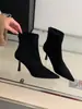 Primeiro Encontro com as Botas de Cano Curto Finas de Salto Agulha Bico Fino Estilo Jovem Maduro, Botas de Cano Curto Elegantes e Sexy de Camurça com Salto Alto