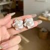 Pendientes Versátiles Florales Blancos para Mujer, Nuevos Pendientes de Diseño de Nicho de Alta Gama, Pendientes de Moda de Lujo Ligero de Alta Gama