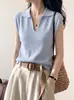 Camiseta de punto sin mangas de seda helada azul claro con volantes y cuello en U, nueva para el verano de 2026, top único y súper elegante