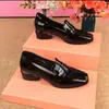 Zapatos de tacón medio para mujer más vendidos 2026 Otoño Nuevo estilo Punta cuadrada Charol Brillante Slip-on Para mediana edad Tacón grueso Corte profundo Zapatos de una sola pieza Mujer