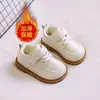 Zapatos de cuero para bebé con suela blanda, zapatos individuales para niño, zapatos versátiles de estilo británico para niña, zapatos de caminar elegantes y sencillos para niño pequeño antideslizantes