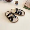 Chinelos infantis 2025 verão novo estilo coreano fofos para meninas super fofos sola macia sandálias de calçar sandálias de bebê