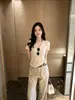 Camiseta de Tricô com Gola V de Manga Curta Estilo Old Money para Mulheres, Verão 2026, Elegante e Casual, Slim Fit, Valoriza o Corpo, Top com Ombro Normal