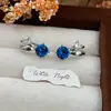 Brincos de Orelha Minimalistas de Verão de Alto Padrão com Zircônias Coloridas para Mulheres, Design Moderno, Luxo Leve, Presilhas de Orelha Sem Furo, Acessórios de Orelha