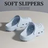 Zuecos de gatito de dibujos animados para mujer, nuevo modelo de verano 2026, sandalias EVA transpirables antideslizantes para exteriores con una sensación cómoda para hombre