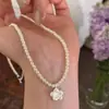 Collar de Perlas con Flor de Fritilaria Cepillada de Nicho de Principios de Verano para Mujer 2025 Nuevo Collar de Cadena para Clavícula de Lujo Ligero de Alta Gama
