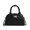 Bolso pequeño elegante de alto valor 2026 Otoño nueva moda bolso de un solo hombro cruzado cadena de rombos bolso cuadrado pequeño de personalidad