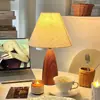 Lámpara de mesita de noche minimalista, lámpara decorativa creativa y cálida estilo nórdico, sensible al tacto, regulable, para uso en dormitorio, marco de hierro