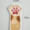 Esponja de pulpa de madera comprimida que se expande al contacto con el agua, con forma de tostada, utilizada para fregar ollas y sartenes, un paño de limpieza para la cocina y una esponja de pulpa de madera.