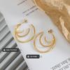 Pendientes de moda de celebridades de Internet, de lujo, ligeros y de gran venta transfronteriza, chapados en acero de titanio y oro de 18 quilates, a la moda, con forma de C que combinan con todo.