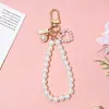 Llavero de concha de perla transfronterizo, colgante de metal en forma de corazón para bolso, accesorio de teléfono vintage con cuentas, llavero para coche
