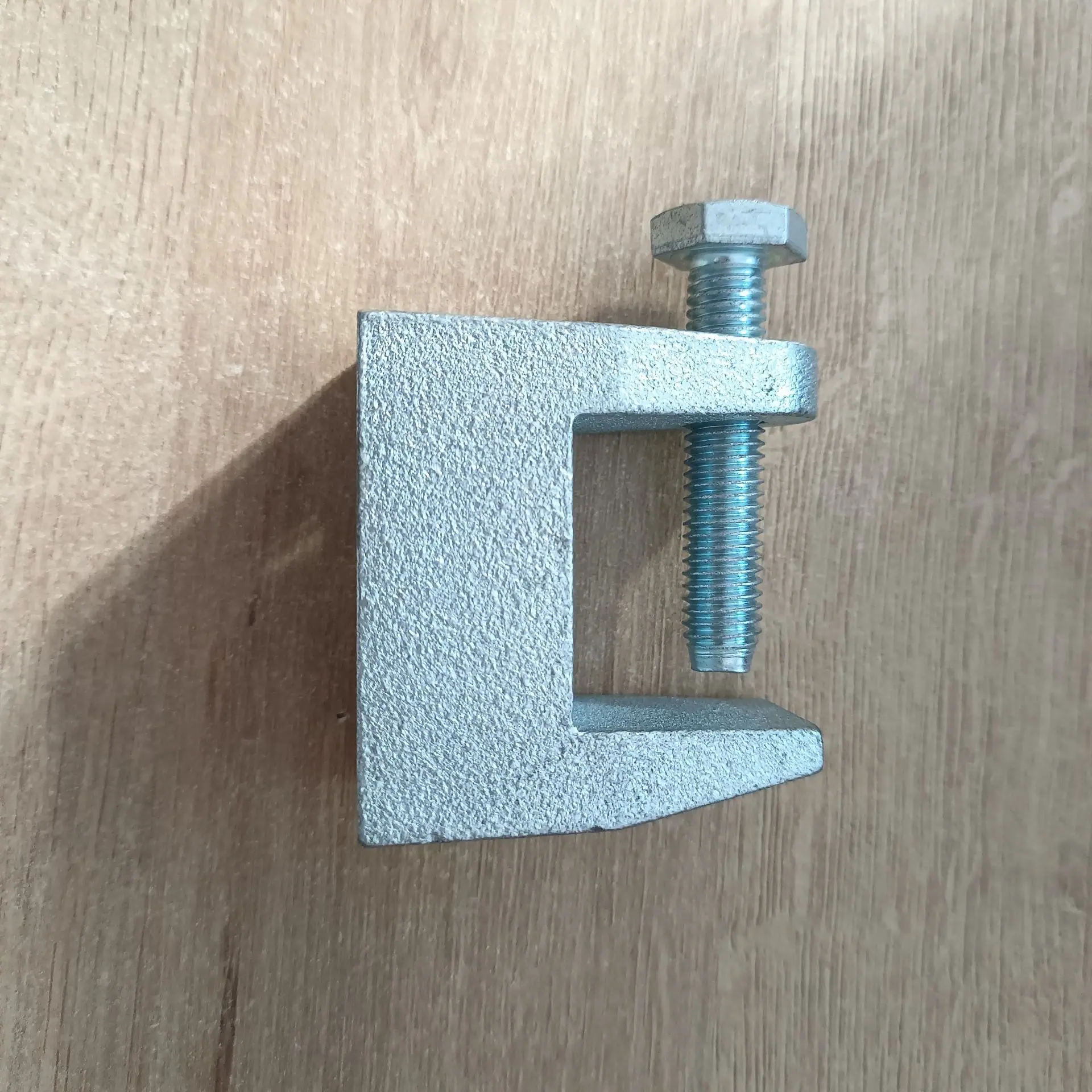976