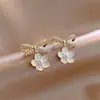 Brincos de Tarraxa Flor de Pérola com Gotejamento de Óleo Elegantes e Estilosos, Modernos de Luxo Leve, Brincos Simples e Versáteis, Acessórios de Orelha Doces Únicos de Alta Qualidade