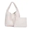 En stock 2024 Nueva Bolsa de Gran Capacidad Moda Femenina Tendencia Axila Hombro Bolso Tejido a Mano para Mujer Texto Suave