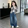 Roupa de Outono para Meninas Estilo Coreano Cardigã Jeans 2026 Novo Estilo Crianças Médias e Grandes Blusa de Tricô Estilosa Conjunto de Duas Peças Tendência