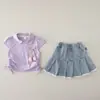 Doce roupa de verão para meninas, nova coleção 2026: lindo top de manga curta com estampa de tulipa e shorts jeans estilosos, um conjunto de duas peças da moda