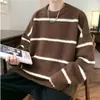 Suéter suave y cómodo de cuello redondo para hombre, con rayas de contraste, un diseño de punto y una capa interior gruesa y cálida, perfecto para usar en otoño e invierno, y adecuado para adolescentes.