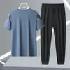 Nuevo Traje de Seda Helada de Verano para Hombre, Camiseta Deportiva Casual de Cuello Redondo, Conjunto de Pantalones Cortos de Manga Corta, Conjunto Deportivo Moderno y Versátil