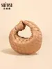 Novo design de nicho, bolsa tecida à mão, versátil e estilosa, com alça de nó, exalando um toque de luxo e apresentando um design quadrado, em formato de mini dumpling.
