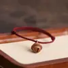 Pulsera de Cascabeles de Madera de Durazno Natural con Hilo Rojo para Protección, Buena Suerte y Seguridad en el Año de Nacimiento; Regalo para Amigas, Parejas o Regalo de Cumpleaños