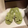 Pantuflas ligeras de felpa estilo europeo para mujer, nueva colección otoño/invierno 2026, diseño simple slip-on de suela plana, adecuadas para usar en exteriores, pantuflas de algodón