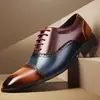 Sapatos Masculinos Novos da Primavera e Outono com Combinação de Cores Sapatos de Couro Esculpido Modernos Respiráveis Versáteis Sapatos de Couro para Negócios e Casamento