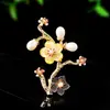 Nuevo broche de flor de ciruelo nacarado estilo chino, broche de flor de perla tradicional, venta al por mayor desde fábrica para broches de traje y abrigo