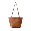 Bolso tejido hecho a mano de piel de oveja de primera calidad, bolso de hombro de moda para vacaciones en la playa, bolso cubo de cuero genuino de alta gama de nicho para mujer