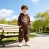 Conjunto de Roupa Outono/Inverno para Meninos 2026 Nova Blusa de Moletom com Capuz Estampada Forrada com Lã Manga Longa Conjunto de Duas Peças Roupas Casuais