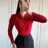 Camiseta de manga larga con cuello en V cruzado para mujer, estilo europeo y americano, con cintura plisada, color sólido, para otoño e invierno