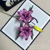 Boda Lirio de Película Artificial de 3 Cabezas con Sensación de Fruta Decoración de Lirio Artificial de Gama Alta Muebles para el Hogar Flores Falsas Suaves