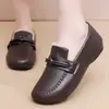 Zapatos de invierno para mujer transfronterizos, forrados de felpa para abrigar, parte superior de piel con borlas, mocasines casuales sin cordones, disponibles en negro, rojo vino y marrón oscuro, versátiles para cualquier atuendo