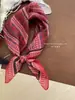 Pañuelo Cuadrado Rojo Atmosférico para Mujer 2025 Primavera, Verano y Otoño Nuevo Estilo Lujo Accesible Algodón y Lino de Alta Calidad Pañuelo Transpirable