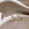 Pendientes de serpiente pequeños enroscados con letra de diamante estilo fragante pendientes de diseño de temperamento y moda pendientes de lujo ligero de moda para redes sociales venta al por mayor