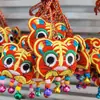 Festival del Bote del Dragón al por mayor Cuerda Colorida Colgante de Cuello para Niños Candado de Longevidad Bolsita Aromática Cabeza de Tigre Bordada Colgante de Fragancia