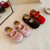 Zapatos de Princesa con Forma de Corazón para Niñas, Zapatos Planos de Terciopelo para Niñas, Zapatos Planos Estilo Nuevo Primavera y Otoño 2026, Zapatos Pequeños de Cuero Versátiles y Bajos para Niños