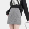 Saia de Lã Cinza com Bolinhas em Formato de Coração para Mulheres, Novo Estilo Outono e Inverno, Cintura Alta, Afiladora, Modelo Evasê, que Contorna o Quadril, Curta para Figuras Baixas