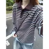 Elegante polo de punto a rayas para mujer, perfecto para usar solo en otoño, un atuendo estilo coreano para principios de otoño, creando un look relajado y casual