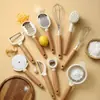 Juego de 11 Utensilios de Cocina con Mangos de Madera de Haya: Batidor de huevos, Pelador, Abridor de botellas, Cortador de pasteles, Ablandador de carne, Prensa de ajos, Rallador