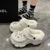 Zapatos de agujero con suela gruesa para mujer, ropa exterior de verano 2024, nuevos, antideslizantes, para oficina, playa, baotou, medias zapatillas, mujeres, venta al por mayor