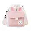2026 Versão Coreana Bolsa Transversal de Menina Estudante Fofa Bolsa Pequena Feminina Harajuku Japonês Estampa de Letras Bolsa de Lona Macia para Menina