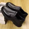 Sapatos Masculinos de Couro São Confortáveis e Leves, Novos Sapatos Casuais de Negócios Slip-On Masculinos, Leves, Respiráveis, Antiderrapantes, Sapatos para Homens de Meia-Idade e Idosos