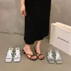 Sapatos de Salto Alto Pequeno Franceses Prateados de Temperamento para Mulheres Calçados de Exterior Sandálias com Estampa de Leopardo Novo Verão 2025