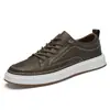 Zapatillas de cuero genuino transfronterizas para hombre otoño casual estilo coreano de moda zapatos de cuero para hombre simples blancos versátiles estación europea zapatos de hombre